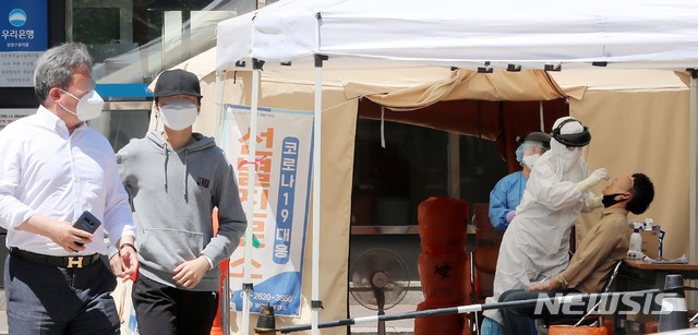 (사진=뉴시스) 1일 오전 서울 양천구 보건소 선별진료소에 시민이 검사를 받고 있다.