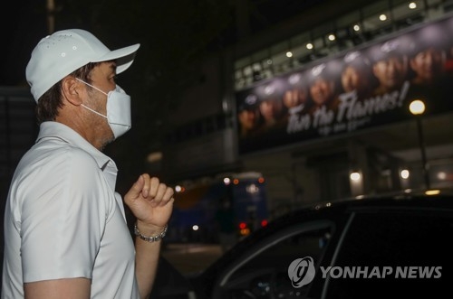 한화 한용덕 감독이 성적 부진의 책임을 지고 결국 사퇴했다. 그동안 정들었던 경기장을 쳐다보면서 한 감독은 무슨 생각을 했을까?