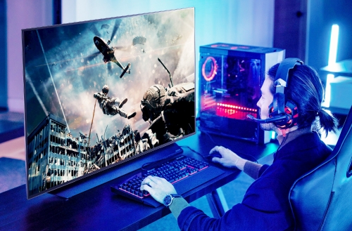 LG전자 모델이 48형 LG 올레드 TV(모델명: 48CX)를 이용해 게임을 즐기고 있다. / 사진제공 = LG전자