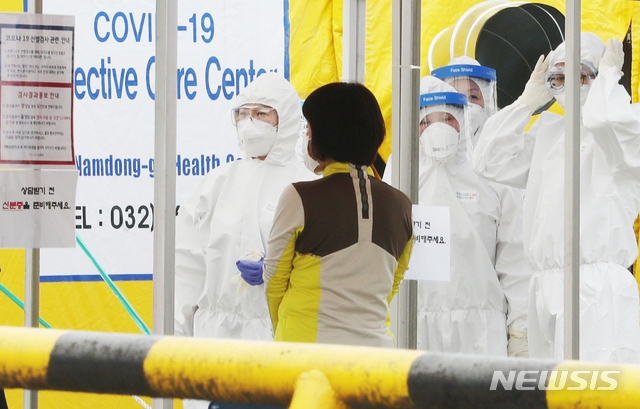 인천 남동구에서 신종 코로나바이러스 감염증(코로나19) 확진자가 늘고 있는 가운데 5일 오후 인천시 남동구보건소 선별진료소에서 의료진들이 심각한 표정을 하고 있다.