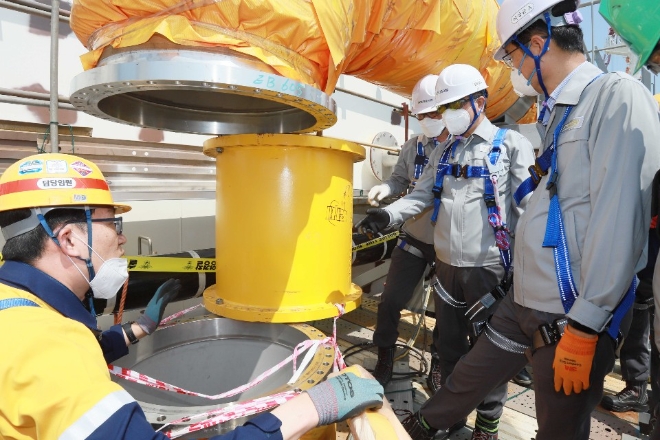 (사진=현대중공업) 권오갑 회장(오른쪽 두 번째), 한영석 사장(오른쪽 세 번째), 이상균 사장(오른쪽 첫 번째)