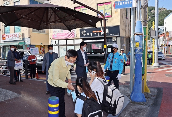 8일 송귀근 고흥군수가 등교하고 있는 지역 학생들에게 마스크를 전해주고 있다/사진=고흥군