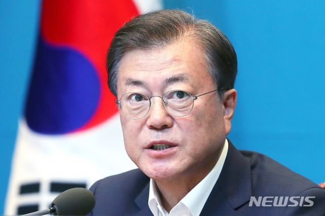 문재인 대통령이 8일 청와대 여민관에서 열린 수석·보좌관 회의에 참석해 발언하고 있다.