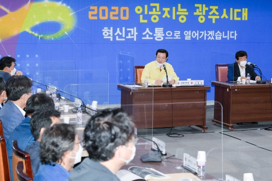 이용섭 광주광역시장이 8일 오후 시청 중회의실에서 열린 ‘품격있는 일류 문화도시’ 광주 실현을 위한 광주문화예술진흥위원회에 참석해 회의를 주재하고 있다./사진=광주광역시