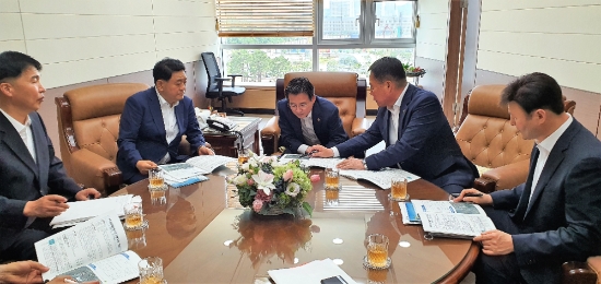 김산 무안군수가 지난8일 정부세종청사 기획재정부를 방문해 내년도 정부예산안에 무안군 사업이 반영될 수 있도록 사업내용과 필요성을 설명하고 있다/사진=무안군