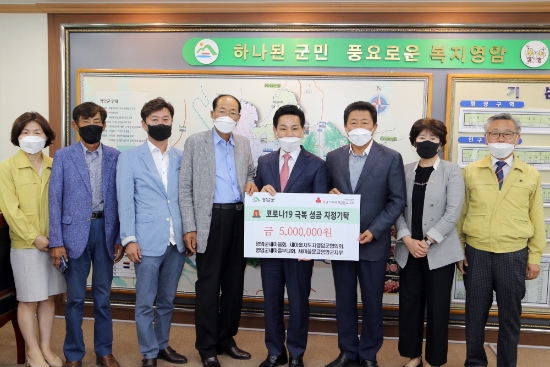 9일 영암군을 방문한 영암군새마을회 김형주 회장이 전동평 영암군수에게 성금 500만 원을 전하고 있다.이날 기탁식에는 박찬 새마을지도자영암군협의회장, 김미순 영암군새마을부녀회장, 나동호 새마을문고영암군지부장이 참석했다/사진=영암군