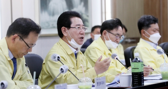 김영록 전남도지사가 9일 오전 도청 서재필실에서 열린 실국장 정책회의를 주재하고 있다/사진=전라남도