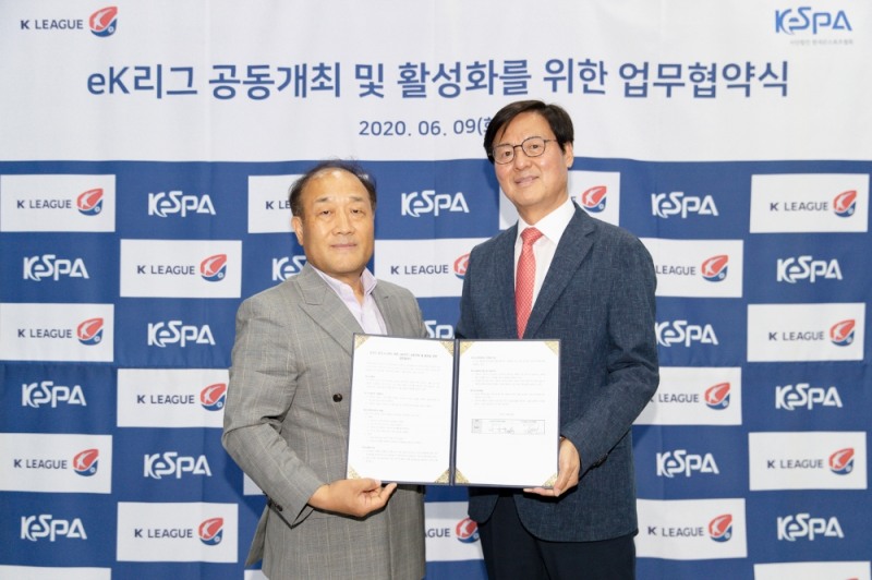 한국e스포츠협회 김영만 회장(왼쪽)과 한국프로축구연맹 한웅수 사무총장.