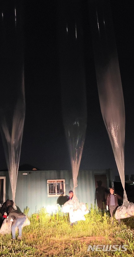 자유북한운동연합은 지난 5월 31일 경기도 김포시 월곶면 성동리에서 '새 전략핵무기 쏘겠다는 김정은' 이라는 제목의 대북전단을 살포했다고 1일 밝혔다. (사진=자유북한운동연합 제공)