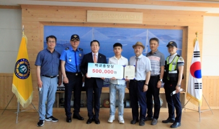 목포해양대학교는 9일 총장실에서 익수자를 구조한 어학연수생 황 반 비엣 학생에게 목포해양경찰서 표창 수여와 대학 특별 장학금을 전달했다/사진=목포해양대학교)