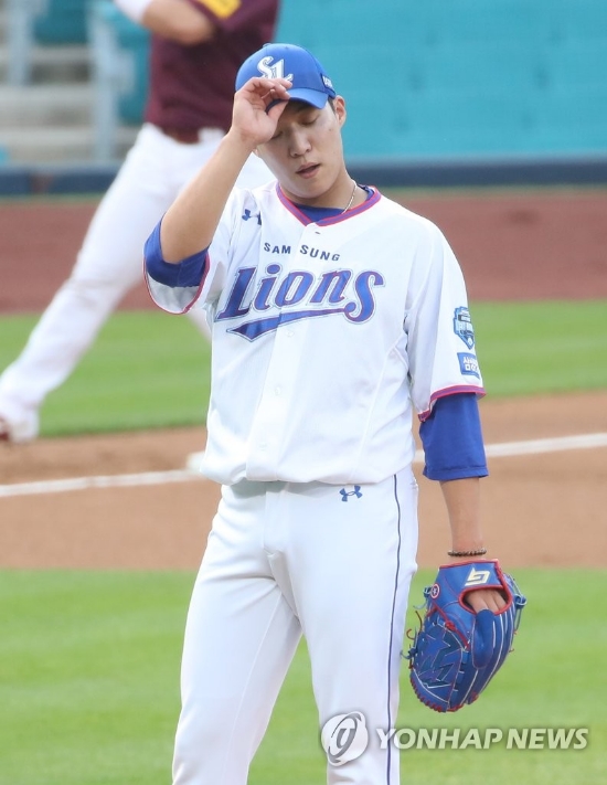 '쉽지 않네'(대구=연합뉴스) 김현태 기자 = 9일 오후 대구 삼성라이온즈파크에서 열린 2020 프로야구 키움 히어로즈와 삼성 라이온즈의 경기. 1회 초 삼성 선발투수 원태인이 연이은 볼넷 밀어내기로 2실점 후 표정이 굳어 있다. 2020.6.9 mtkht@yna.co.kr