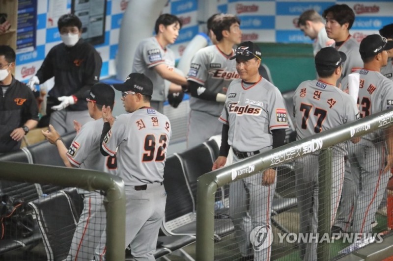 한화가 충격요법에도 불구하고 충격의 15연패를 당했다. 최원호 감독대행은 데뷔전 패배.