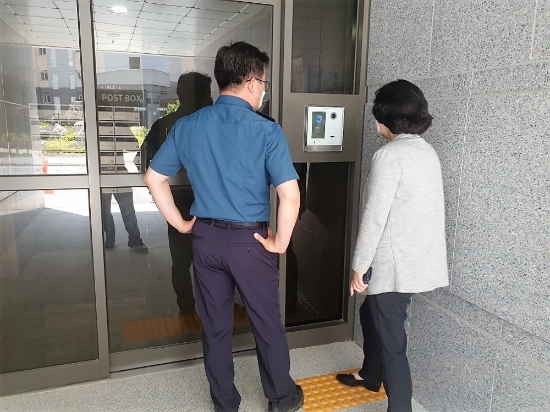무안군은 무안경찰서와 합동점검반 5개조 17명을 편성해 관내 자가격리자 18명에 대해 코로나19 자가격리자 불시점검을 실시했다/사진=무안군