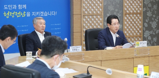 김영록 전라남도지사가 10일 오후 도청 영상회의실에서 정세균 국무총리 주재로 열린 제2차 확대무역전략조정회의에서 노후화된 광양만권 산단을 저탄소 지능형 소재부품 특화산단으로 개조할 수 있도록 핵심 사업에 대한 국고 지원을 해줄 것을 건의하고 있다./사진=전라남도