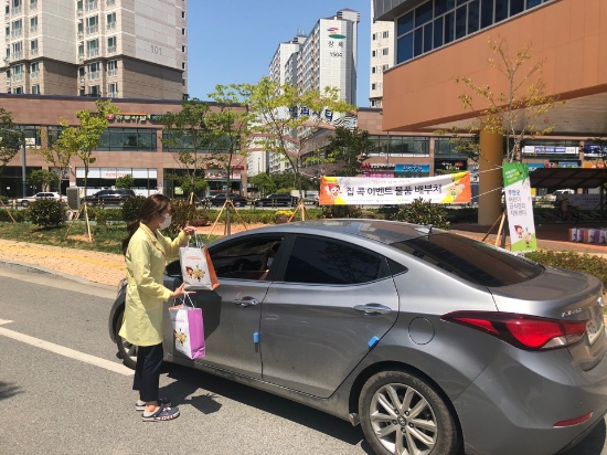 무안군에서 위탁운영하고 있는 무안군 어린이급식관리지원센터는 지난 8일과 9일 이틀간 어린이집, 유치원, 지역아동센터 등 관내 보육시설 학부모를 대상으로 코로나19 극복을 위한 생활 속 거리두기 홍보를 실시했다/사진=무안군