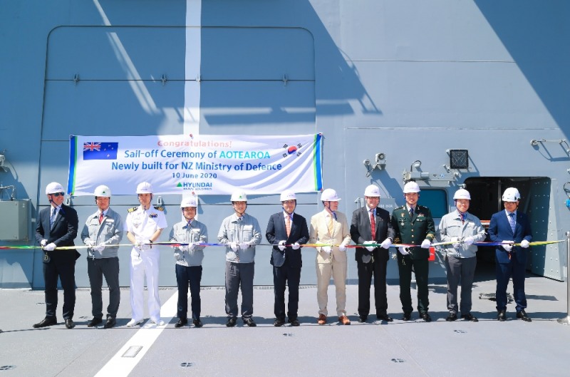 왼쪽 다섯번째부터 현대중공업 남상훈 특수선사업본부장, 이상진 주뉴질랜드대한민국대사관 대사, 필립 터너 주한뉴질랜드 대사