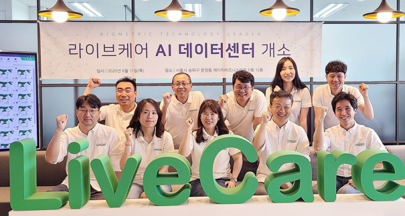 김희진 대표(앞줄 가운데)와 임직원들, 사진제공=유라이크코리아