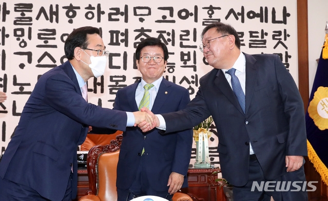 김태년 민주당 원내대표(오른쪽)와 주호영 통합당 원내대표가 11일 오전 국회의장실에서 열린 여야 원내대표 회동에서 인사하고 있다. 가운데는 박병석 국회의장