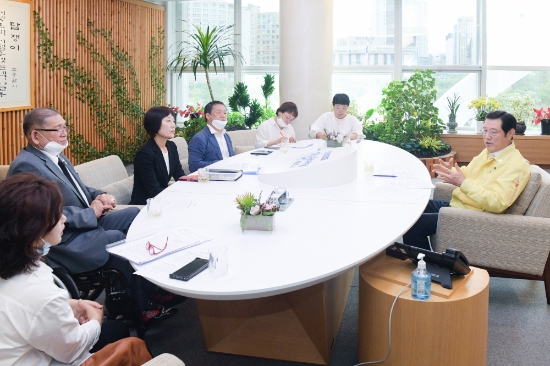 이용섭 광주광역시장이 11일 오전 시청 접견실에서 광주장애인부모연대와 간담회를 갖고 있다./사진=광주광역시