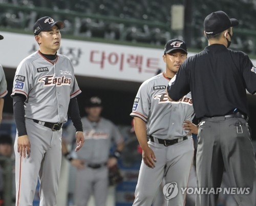 한화 최원호 감독대행이 4회초 정진호의 스리피트라인 아웃에 대해 1루심에게 어필을 했으나 받아들여 지지 않았다. 한화는 17연패의 흑역사를 계속 써 내려 가고 있는 중이다