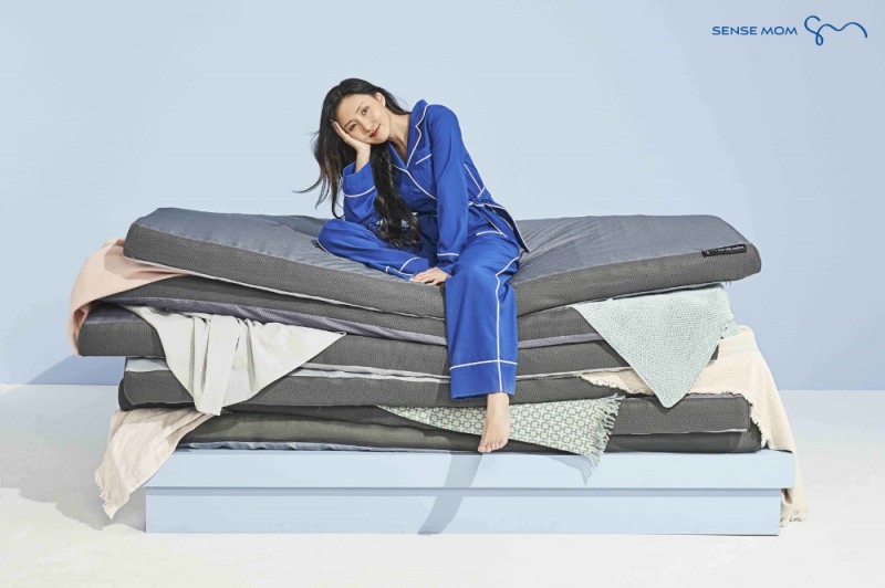 ‘프로 집순이’ 화사, 센스 있는 집콕 생활 화보 공개