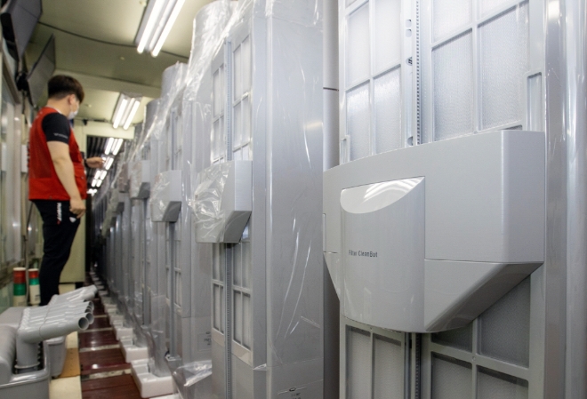 (사진=LG전자) LG전자 직원들이 11일 경남 창원시에 있는 에어컨 생산라인에서 2020년형 휘센 씽큐 에어컨을 생산하고 있다.