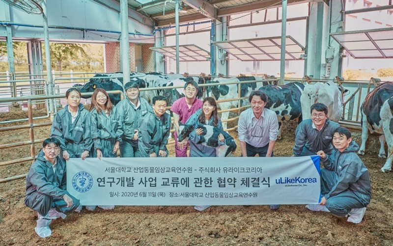 사진 오른쪽에서 세번째 김단일 교수, 네번째 김희진 유라이크코리아 대표