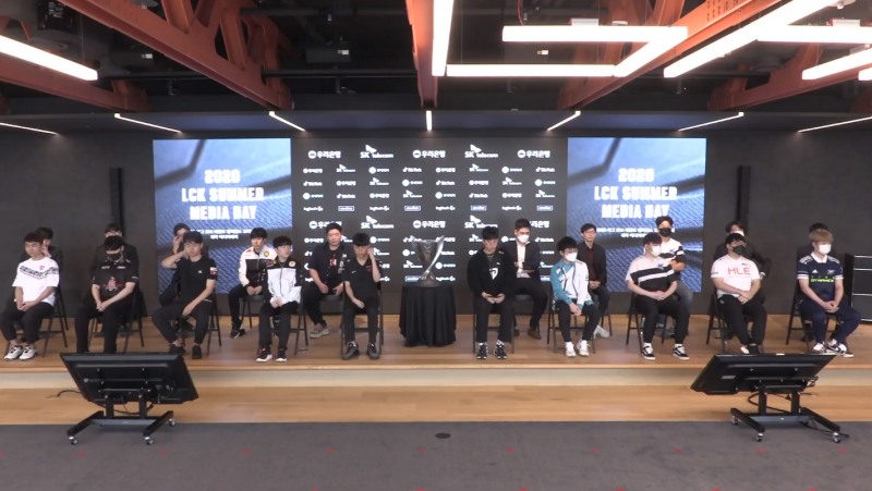 LCK 서머 미디어데이에 참석한 10개 팀 감독, 코치 및 선수들(사진=미디어데이 중계 캡처).