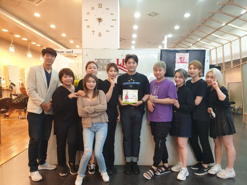 왼쪽부터 홍상진 굿네이버스 서울본부 서울강남나눔인성교육센터장, 이지윤 이가자헤어비스 강동점 대표원장, 이가자헤어비스 직원들.사진 제공=굿네이버스 서울본부 서울강남나눔인성교육센터
