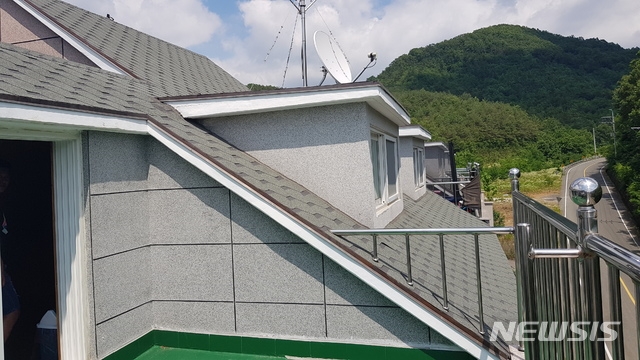 아동학대 사건 피해 아동(9)이 탈출 경로로 이용한 경남 창녕군의 한 빌라의 4층 테라스 난간. (사진=JTBC 제공).