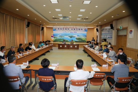 정종순 장흥군수가 12일 지역 스포츠 발전을 위해 체육인들과의 소통 간담회를 가졌다/사진=장흥군