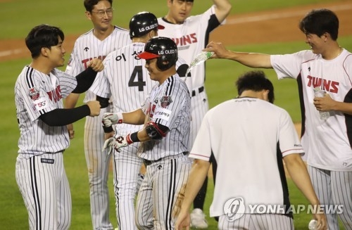 연장 10회말 긑내기 안타로 베테랑의 품격을 보여준 LG 정근우가 동료들로부터 축하의 생수세례를 받고 있다