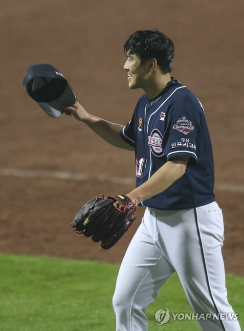 두산의 최원준이 깜짝 호투로 시즌 첫 승리를 챙긴 뒤 환한 웃음을 짓고 있다.