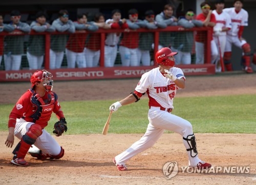 KIA 오선우는 주포 최형우의 대타로 신인다운 자신감으로 역전 결승 2점 홈런을 터트려 감독의 눈동장을 받았다.