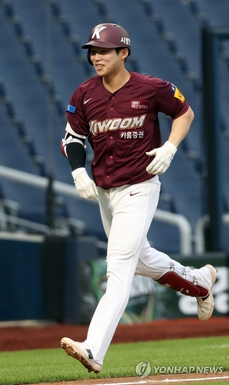 키움의 김혜성이 13일 NC전에서 생애 첫 만루홈런을 날린 뒤 홈인하고 있다.