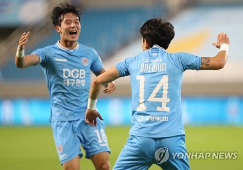 '오늘은 김대원!'(대구=연합뉴스) 김현태 기자 = 14일 오후 대구 DGB 대구은행파크경기장에서 열린 '2020 K리그1' FC서울과 대구FC의 경기. 대구 김대원이 이날 팀의 4번째 골이자 넣은 자신의 두 번째 골을 넣은 후 동료들의 축하를 받고 있다.