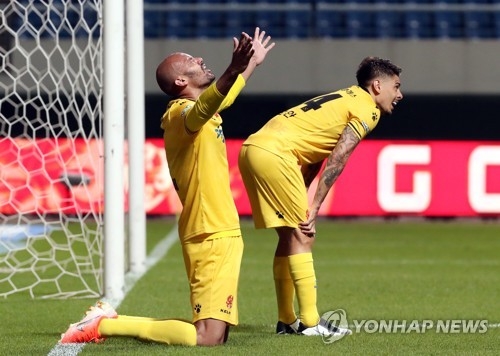 펠리페, 하늘을 향한 골 세리머니(광주=연합뉴스) 조남수 기자 = 14일 광주월드컵경기장에서 열린 2020 K리그1 광주FC와 부산 아이파크의 경기에서 광주 펠리페가 후반 역전 골을 넣고 세리머니를 하고 있다.