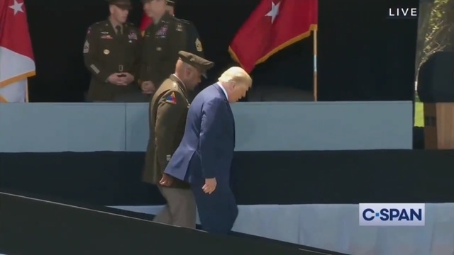 도널드 트럼프 미국 대통령이 13일(현지시간) 웨스트포인트 축사를 마친 뒤 주춤주춤 내려오는 모습.
