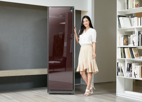 수원 삼성전자 디지털시티 프리미엄하우스에서 의류청정기 '에어드레서' 신규 색상인 '버건디 미러'를 소개하고 있다. / 사진 제공 = 삼성전자