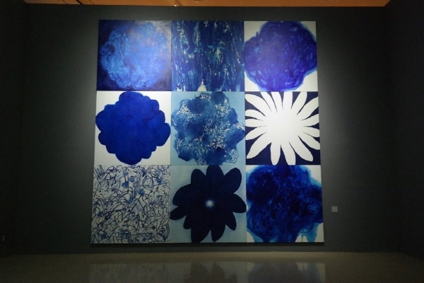 사진=김선형, GARDEN BLUE, 2016, 366x366cm, Mixed media on cotton, 에비뉴엘 1층 설치 작품