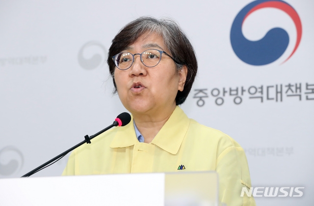 정은경 중앙방역대책본부장(질병관리본부장)이 12일 오후 충북 청주 질병관리본부에서 신종 코로나바이러스 감염증(코로나19) 국내 발생 현황에 대해 브리핑하고 있다.