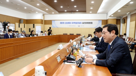 이용섭 광주광역시장이 15일 오후 세종시 산업통사자원부 대회의실에서 산업통상자원부 장관, 중앙부처 차관 등이 참석한 가운데 열린 '상생형 지역일자리 심의위원회'에서 광주형일자리 추진 상황을 설명하고 있다./사진=광주광역시