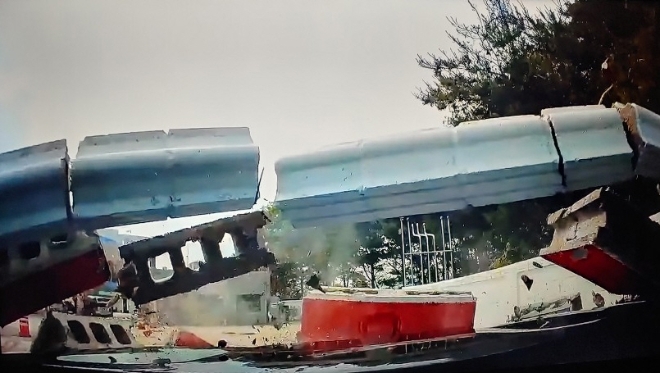 신형 싼타페가 세차장에서 나오자마자 갑자기 속도를 내며 담벼락을 들이받으면서 시멘트 블록들이 차량위로 쏟아지는 모습. / 사진 = 한문철TV 영상 캡처