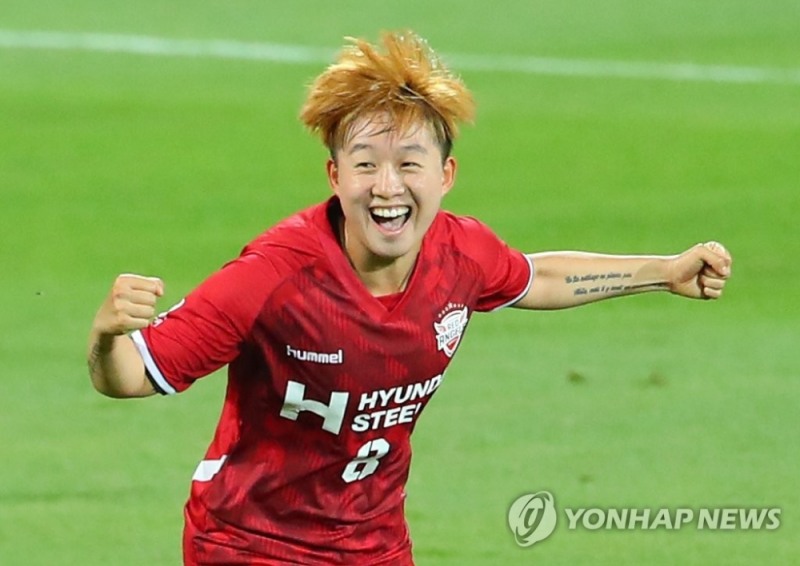 15일 인천 남동경기장에서 열린 2020 여자프로축구 WK리그 개막전 인천 현대제철 레드엔젤스와 수원도시공사 여자축구단의 경기. 현대제철 이소담이 선취골을 넣은 뒤 환호하고 있다