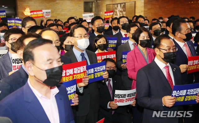 미래통합당 주호영 원내대표를 비롯한 당 의원들이 15일 서울 여의도 국회 본회의장 앞에서 제21대 국회 첫 상임위원장 선출을 위한 본회의 개회를 반대하는 구호를 외치고 있다.