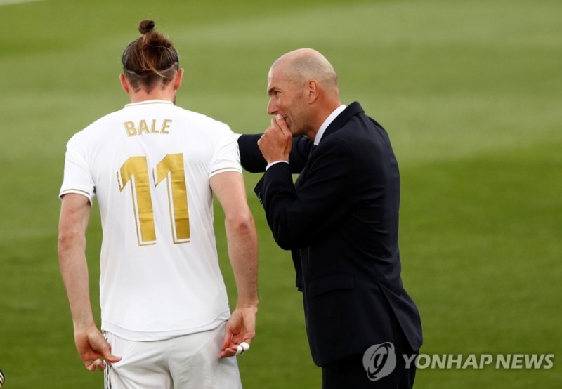 (로이터=연합뉴스) 6월 15일(한국시간) 열린 레알 마드리드와 에이바르의 스페인 프로축구 라리가 경기에서 지네딘 지단 마드리드 감독이 개러스 베일에게 지시하고 있다.