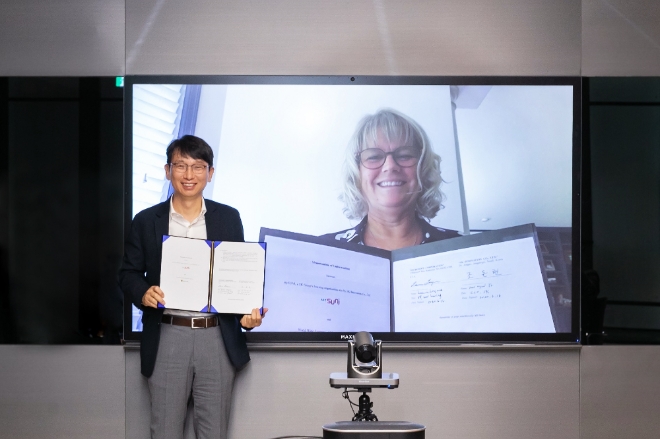 (사진 =SK제공) 조돈현 마이써니(mySUNI) 사장과 로라 롱코어 MS 글로벌 러닝 총괄부사장이 16일 SK 구성원의 인공지능(AI) 및 디지털전환(DT) 분야 전문역량 양성을 목적으로 한 'SK-MS 교육협력에 관한 양해각서'를 체결한 뒤 양사간 협력을 다짐하고 있다. 조돈현 사장(모니터 바깥 왼쪽), 로라 롱코어 총괄부사장(모니터 안 왼쪽)