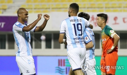 주니오, 윤빛가람 축하해(강릉=연합뉴스) 양지웅 기자 = 16일 강원 강릉종합체육관에서 열린 '하나원큐 K리그 1' 강원FC와 울산 현대의 경기. 울산 윤빛가람이 경기 첫 골을 성공시킨 뒤 동료들과 기뻐하고 있다. 왼쪽은 팀의 두번째 골을 성공시킨 주니오.