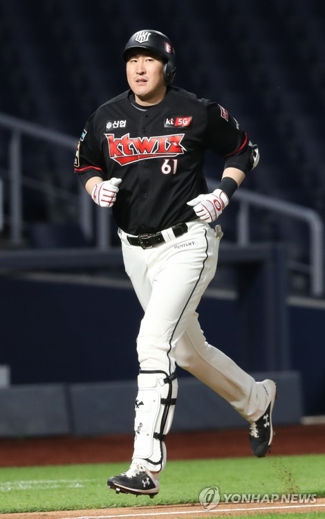 KT 4번 유한준이 SK 4번 로맥의 역전 2점 홈런에 응수해 재역전 2점 홈런을 날리며 4번 타자의 위용을 과시했다.