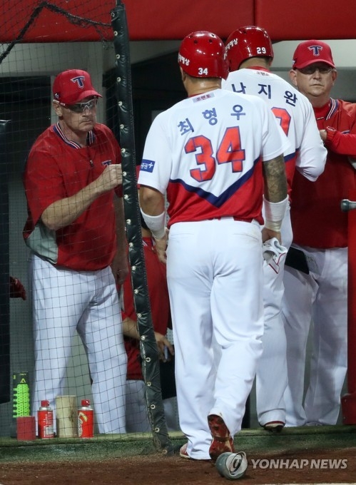 KIA의 최형우가 선두 NC를 격침시키는 역전 2타점을 날린 뒤 윌리엄스 감독의 환영을 받고 있다.